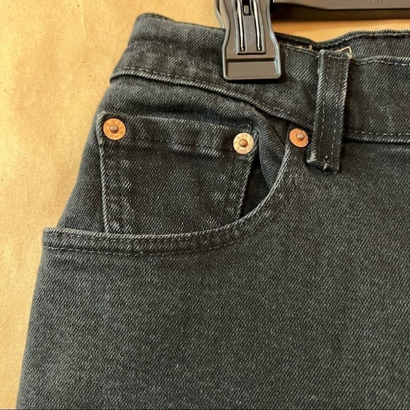 Levi’s Vintage 550 Distressed High Rise Relaxed Fit Tapered Mom Jeans Size 32 - Picture 3 of 16